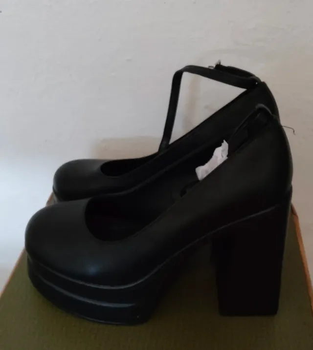 Zapatos de tacón negros con plataforma.