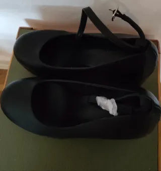 Zapatos de tacón negros con plataforma.