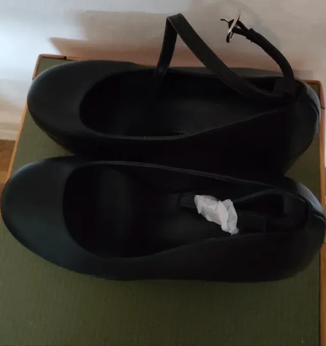 Zapatos de tacón negros con plataforma.