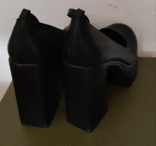Zapatos de tacón negros con plataforma.