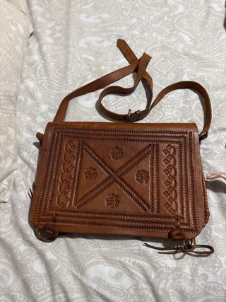 Bolso de piel grabado marrón