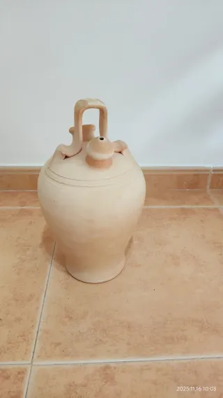 Botijo de barro tradicional