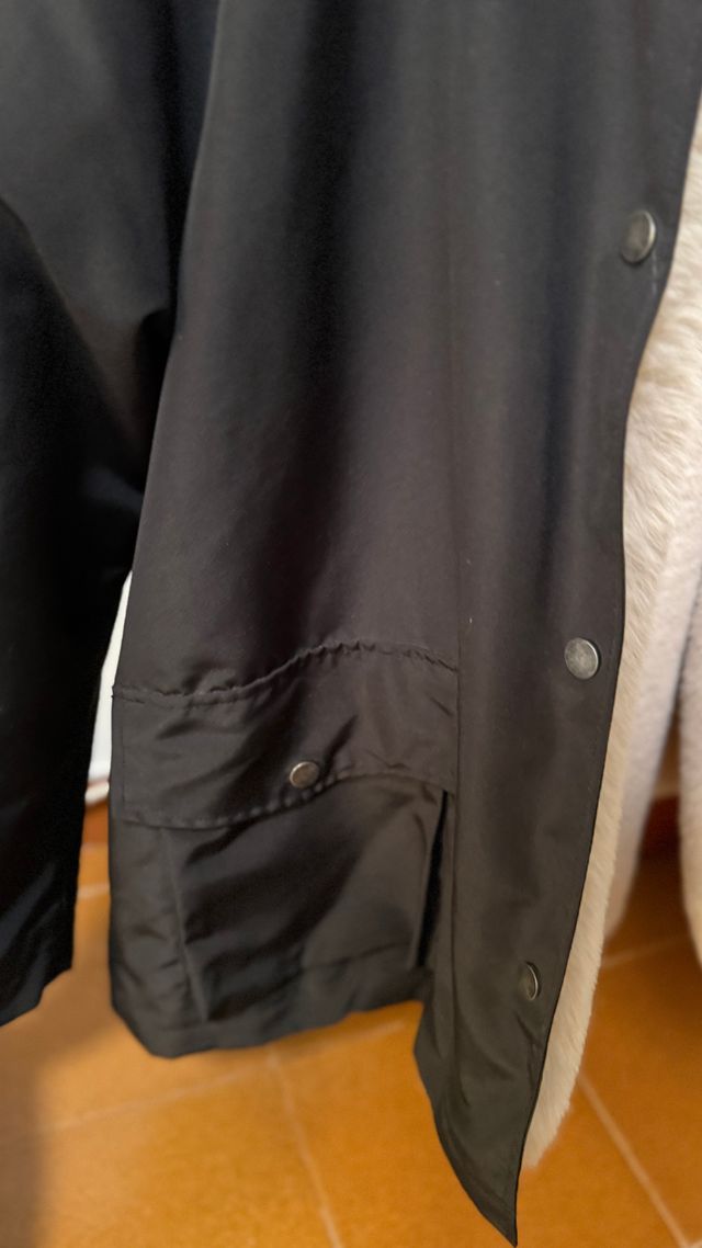 Abrigo negro con capucha y forro beige