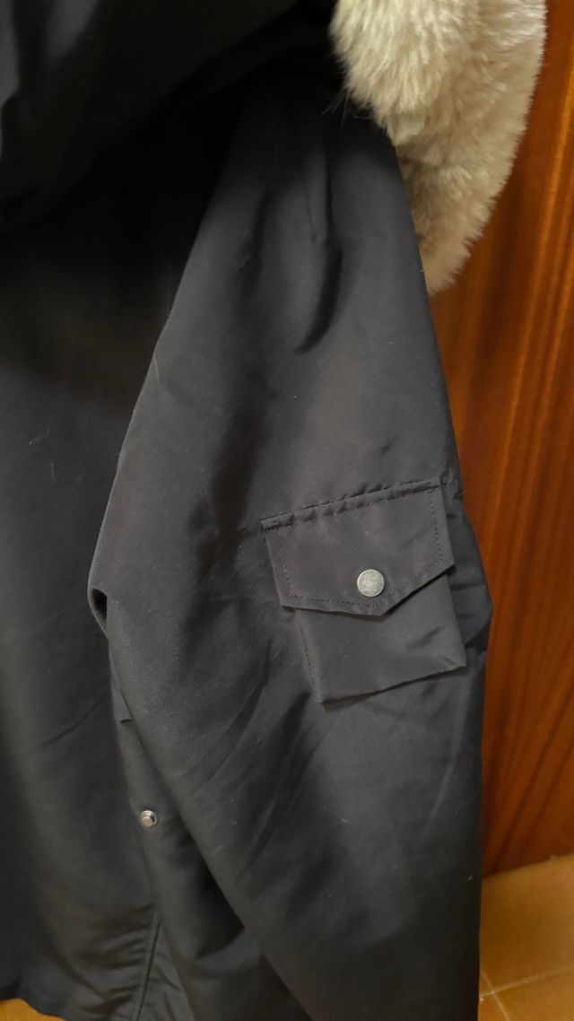 Abrigo negro con capucha y forro beige