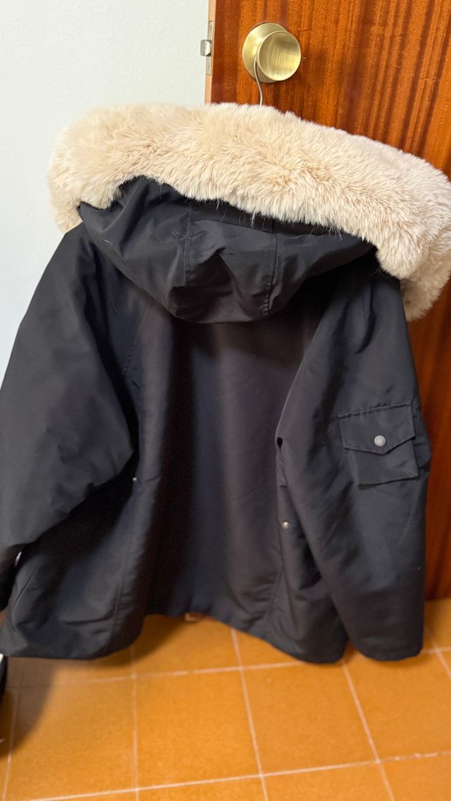 Abrigo negro con capucha y forro beige