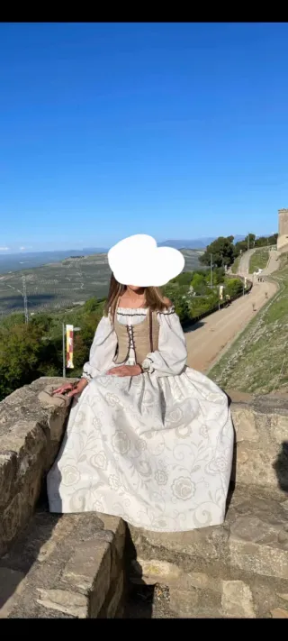 Traje medieval beige y blanco talla 34 36