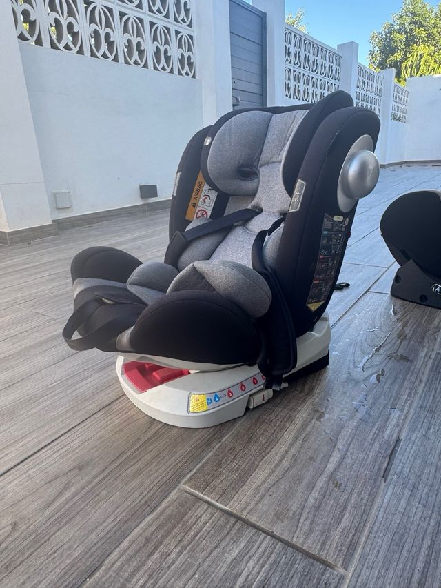 Seggiolini auto per bambini: fisso e girevole