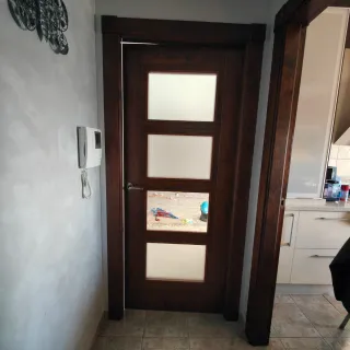 Puerta de madera con 4 cristales