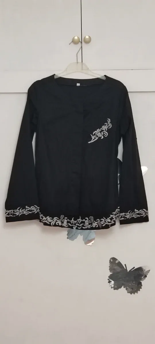 Lote de ropa de mujer variado.