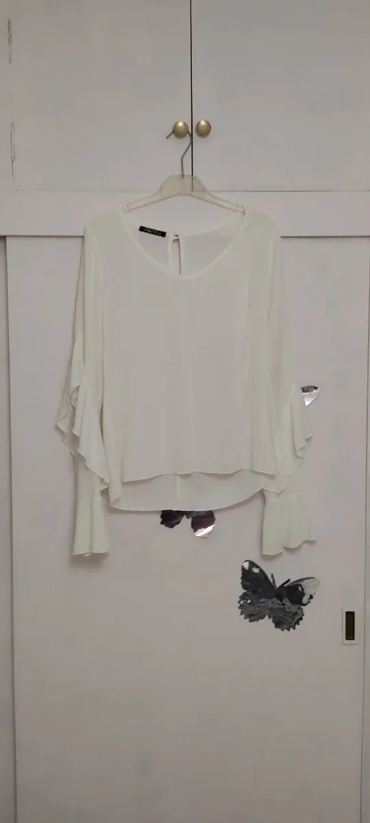 Lote de ropa de mujer variado.