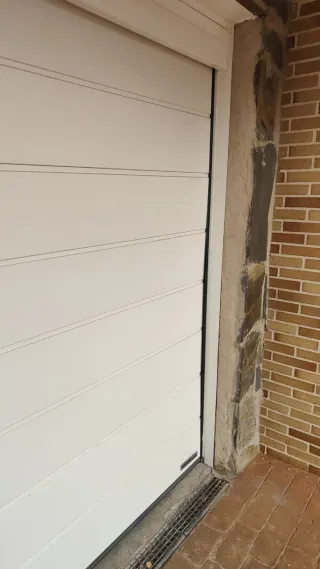 Puerta seccional de garaje Hormann completa