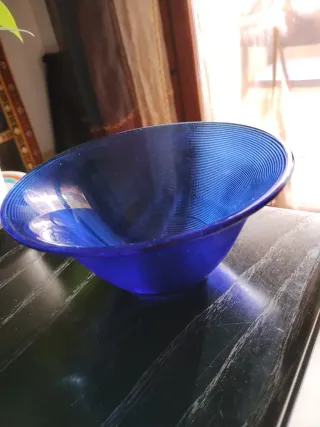 Ciotola in vetro blu rigato