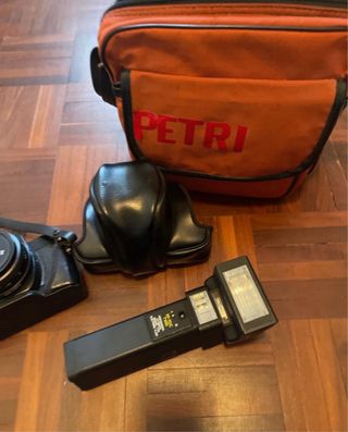 Macchina fotografica Petri con borsa e flash