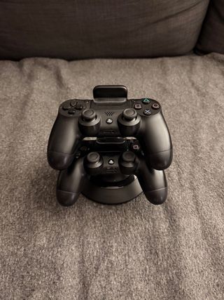 PS4 500GB + Base Carga Dual para 2 mandos