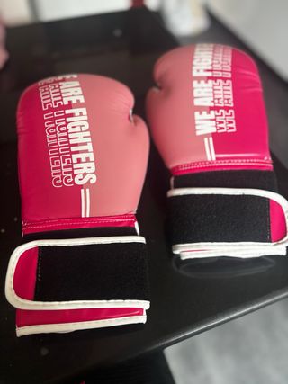 Guantes de boxeo rosas We Are Fighters