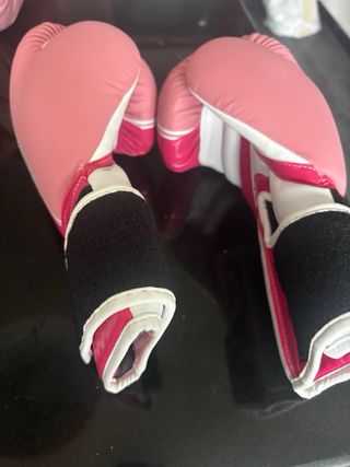Guantes de boxeo rosas We Are Fighters