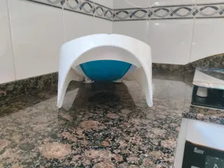 Adaptador bañera bebé azul y blanco
