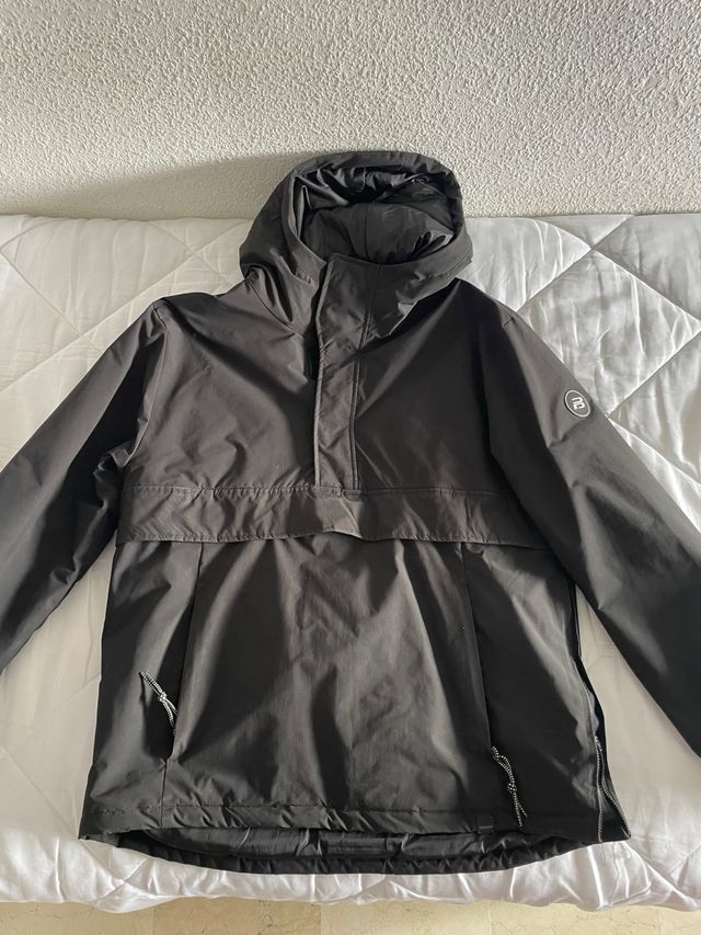 Chaquetón pull y bear negro con capucha