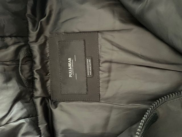 Chaquetón pull y bear negro con capucha
