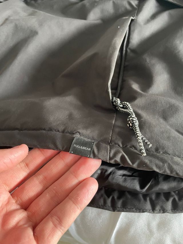 Chaquetón pull y bear negro con capucha