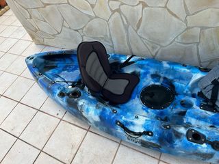 Kayak azul con silla, chaleco y palas