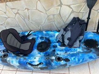 Kayak azul con silla, chaleco y palas