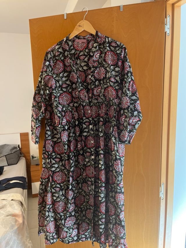 Vestido estampado floral negro y rojo