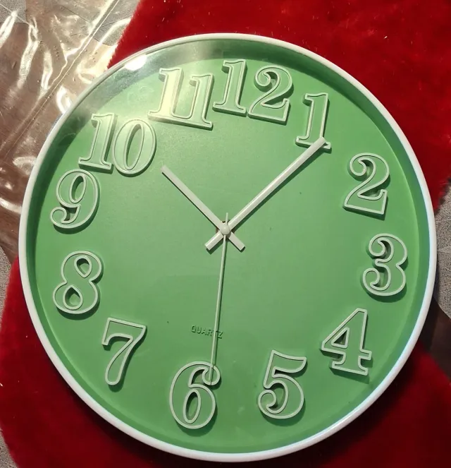 Orologio da parete verde nuovo