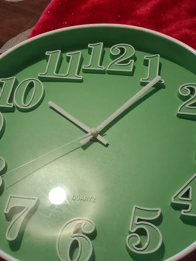 Orologio da parete verde nuovo