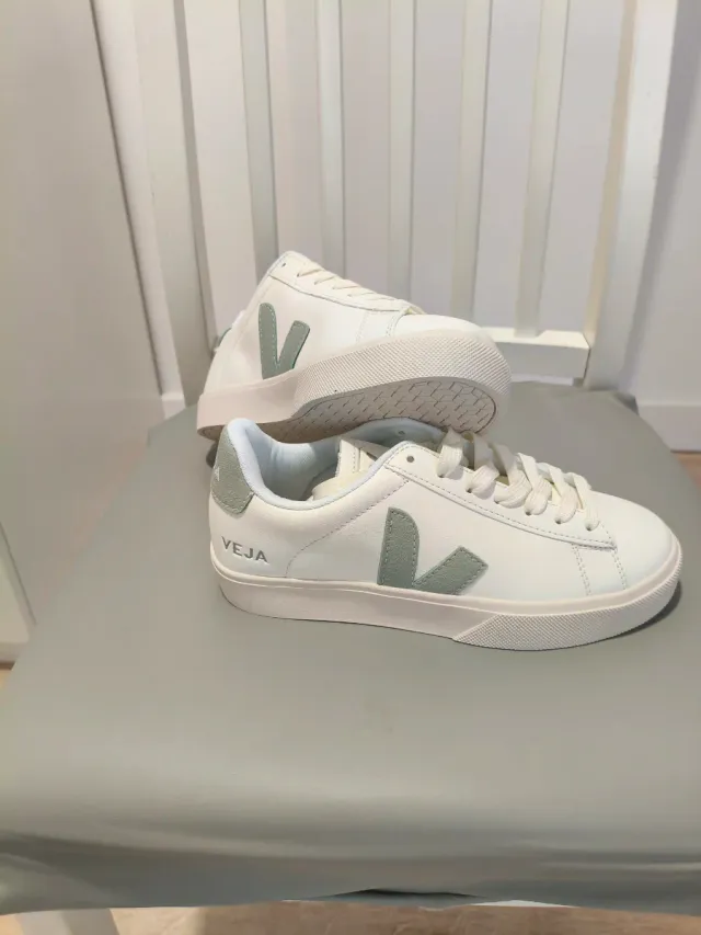 Zapatillas Veja Blancas y Verdes