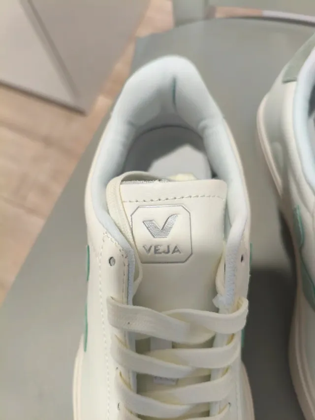 Zapatillas Veja Blancas y Verdes