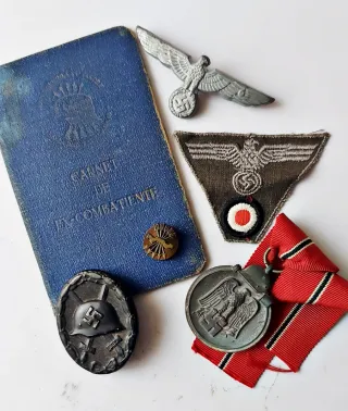 Lote Insignias y Documento División Azul