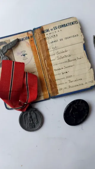 Lote Insignias y Documento División Azul