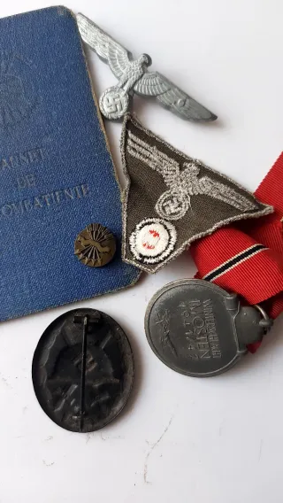 Lote Insignias y Documento División Azul