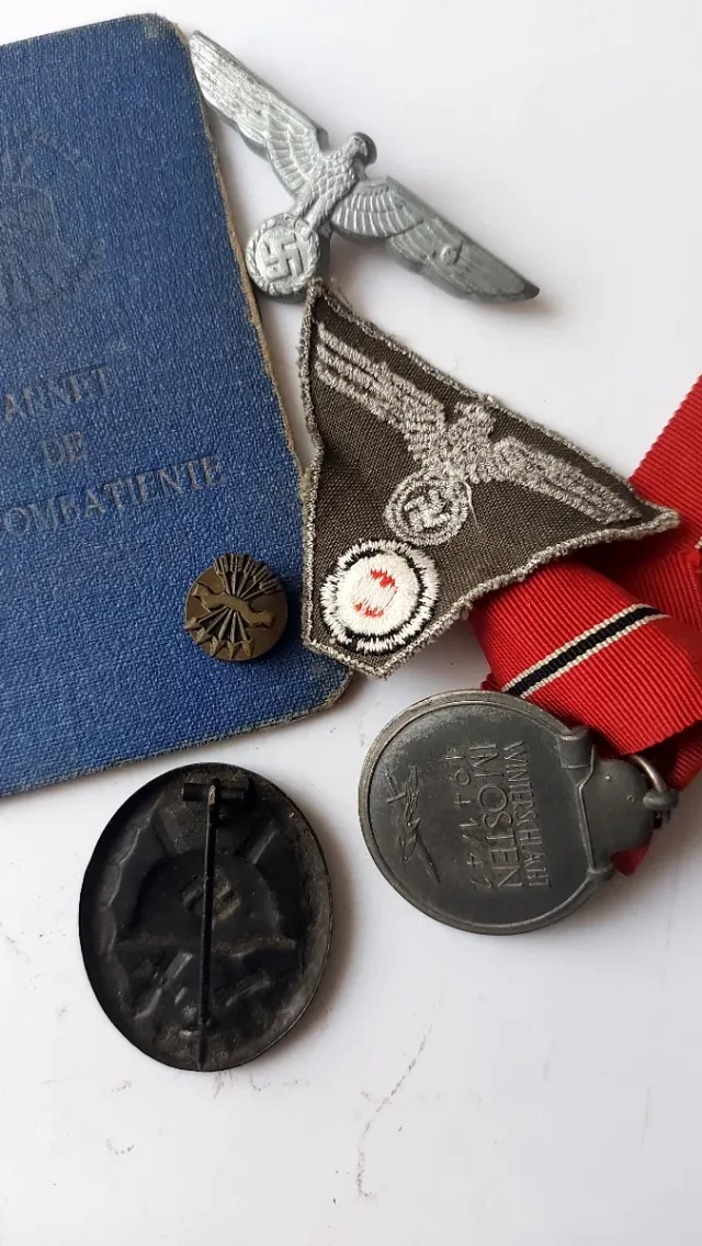 Lote Insignias y Documento División Azul