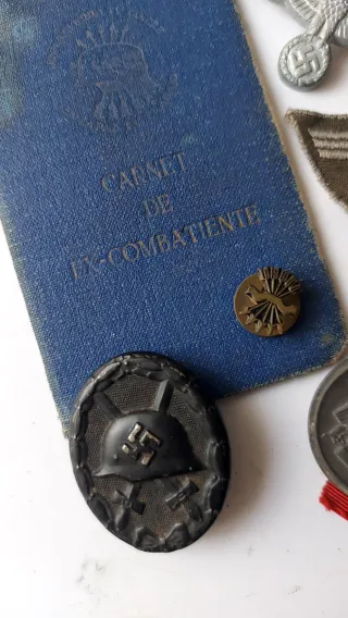 Lote Insignias y Documento División Azul