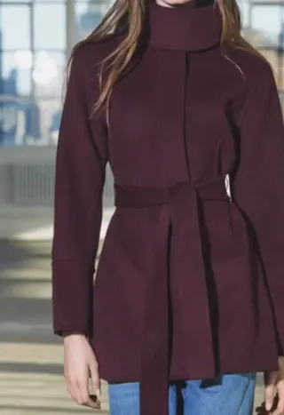 Abrigo burdeos con cinturón