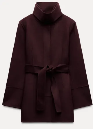 Abrigo burdeos con cinturón