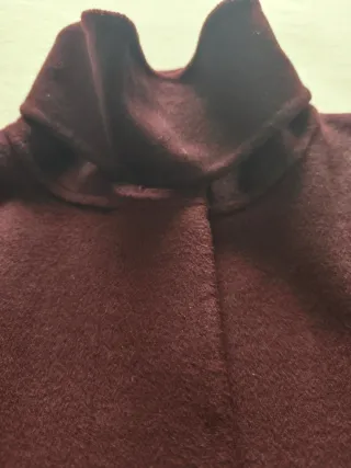 Abrigo burdeos con cinturón