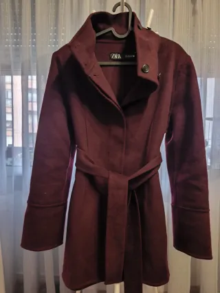 Abrigo burdeos con cinturón