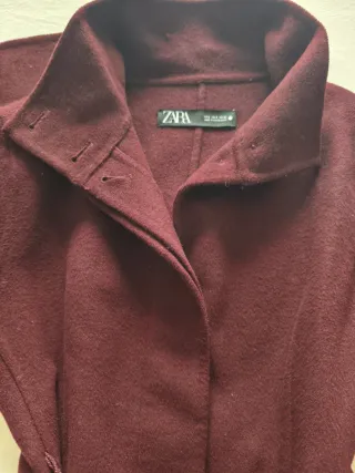 Abrigo burdeos con cinturón