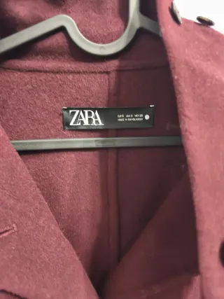 Abrigo burdeos con cinturón