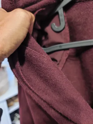 Abrigo burdeos con cinturón