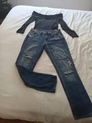 Conjunto top off-shoulder y jeans rotos