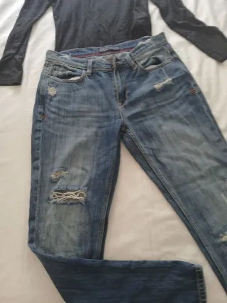 Conjunto top off-shoulder y jeans rotos