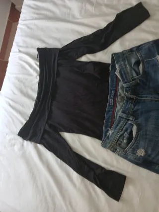 Conjunto top off-shoulder y jeans rotos