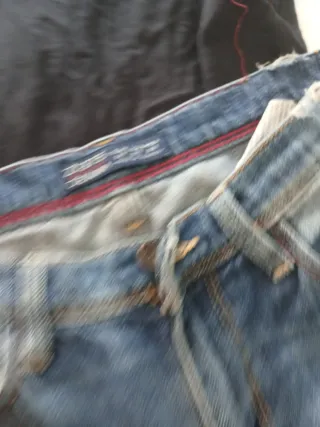 Conjunto top off-shoulder y jeans rotos