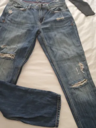 Conjunto top off-shoulder y jeans rotos