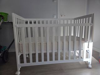 Cuna blanca con colchón y accesorios