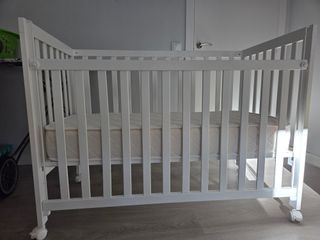 Cuna blanca con colchón y accesorios
